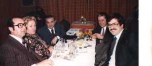 Στη φωτογραφία του 1980 ο εκλιπών με φίλους και συναδέλφους: τον αείμνηστο δικηγόρο Μάκη Μουμουζιά, γγ. του συλλόγου, την αείμνηστη σύζυγό του Βέττα Μουμουζιά, τιμούμε και  τη μνήμη τους, τον Γιάννη Κορκά και τον δικηγόρο Γιώργο Αμοιρίδη (αρχείο Γιάννη Κορκά).
