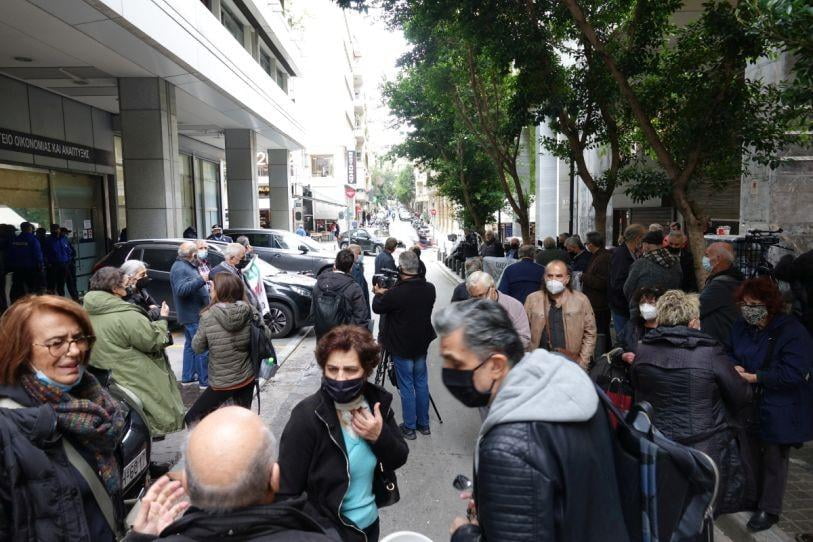 Ανένδοτος ο Σταϊκούρας για την υπερφορολόγηση των αναδρομικών των συνταξιούχων.  Συγκέντρωση διαμαρτυρίας στο Υπουργείο και συνάντηση με τον Υπουργό.