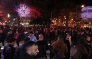 Πολύς κόσμος μπροστά στο δημαρχείο Κοζάνης αυτή την ώρα που πανηγυρίζει την κατακτήση του πρωταθλήματος