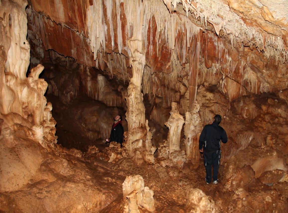 Το Σπήλαιο της Εράτυρας, με σταλακτίτες και σταλαγμίτες. του Γιώργου Κ. Βάρκα.