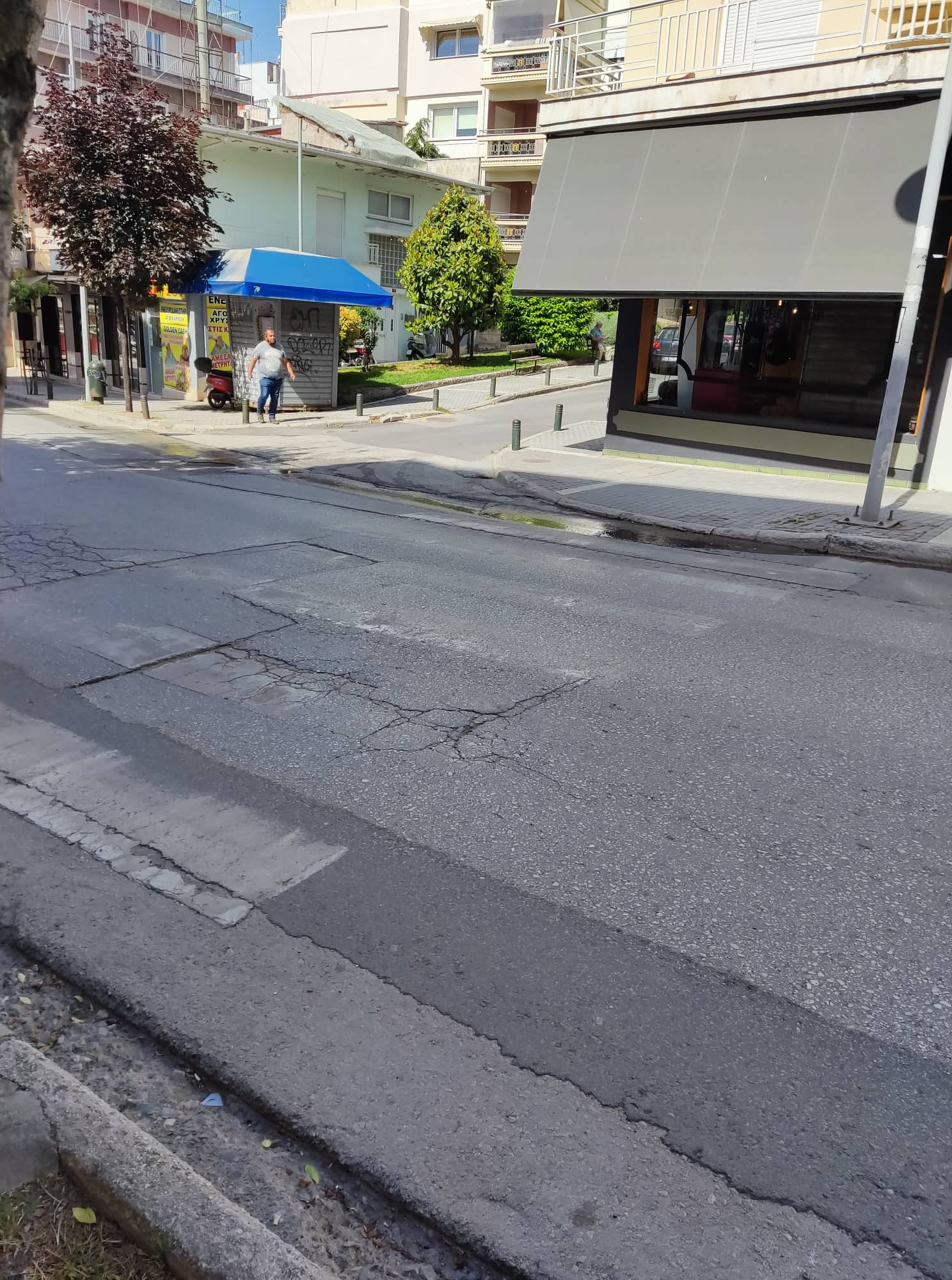 Οι σβησμένες διαγραμμίσεις στους δρόμους της Κοζάνης (και στις κεντρικές αρτηρίες) ισχύουν;