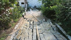 Στα Βαλτόνερα Φλώρινας δεν υπάρχει πια ζωή!… Ο τρόμος βασιλεύει στους εναπομείναντες κατοίκους από τις συνεχείς κατολισθήσεις και οι υπεύθυνοι, μάλλον… «σφυρίζουν αδιάφορα»! baltonero