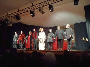 Μεγάλη επιτυχία για τη θεατρική παράσταση “Ολόκληρος ο Σαίξπηρ σε μία ώρα” από τον Σύλλογο “Η Πρόοδος” Αιανής 575167933_2867473100129935_7673863744519871778_n