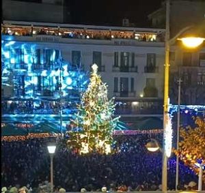 Με λαμπρότητα και πλήθος κόσμου το άναμμα του Δέντρου στην Κοζάνη dendro