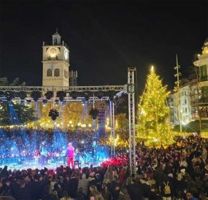 Με λαμπρότητα και πλήθος κόσμου το άναμμα του Δέντρου στην Κοζάνη dentro-kozani3