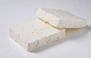 Ρεπορτάζ του BBC για τη φέτα: Ανησυχίες για πιθανές ελλείψεις λόγω της ευλογιάς των προβάτων feta