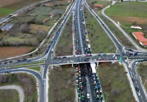 Προσωρινή απαγόρευση κυκλοφορίας όλων των οχημάτων στην Εγνατία Οδό από τον Α/Κ Ξηρολίμνης έως τον Α/Κ Σιάτιστας (Μπάρα). mploko-siatista-agrotes-